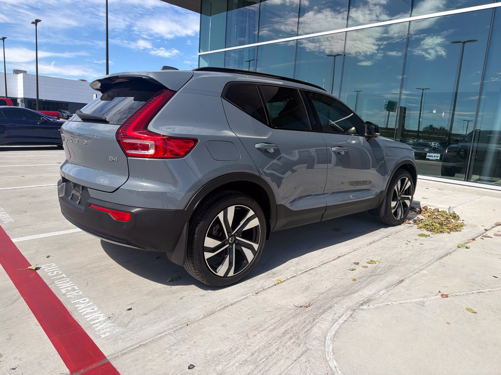 Used 2023 Volvo XC40 B4 Plus w/ Driver Assist Package FWD image 5