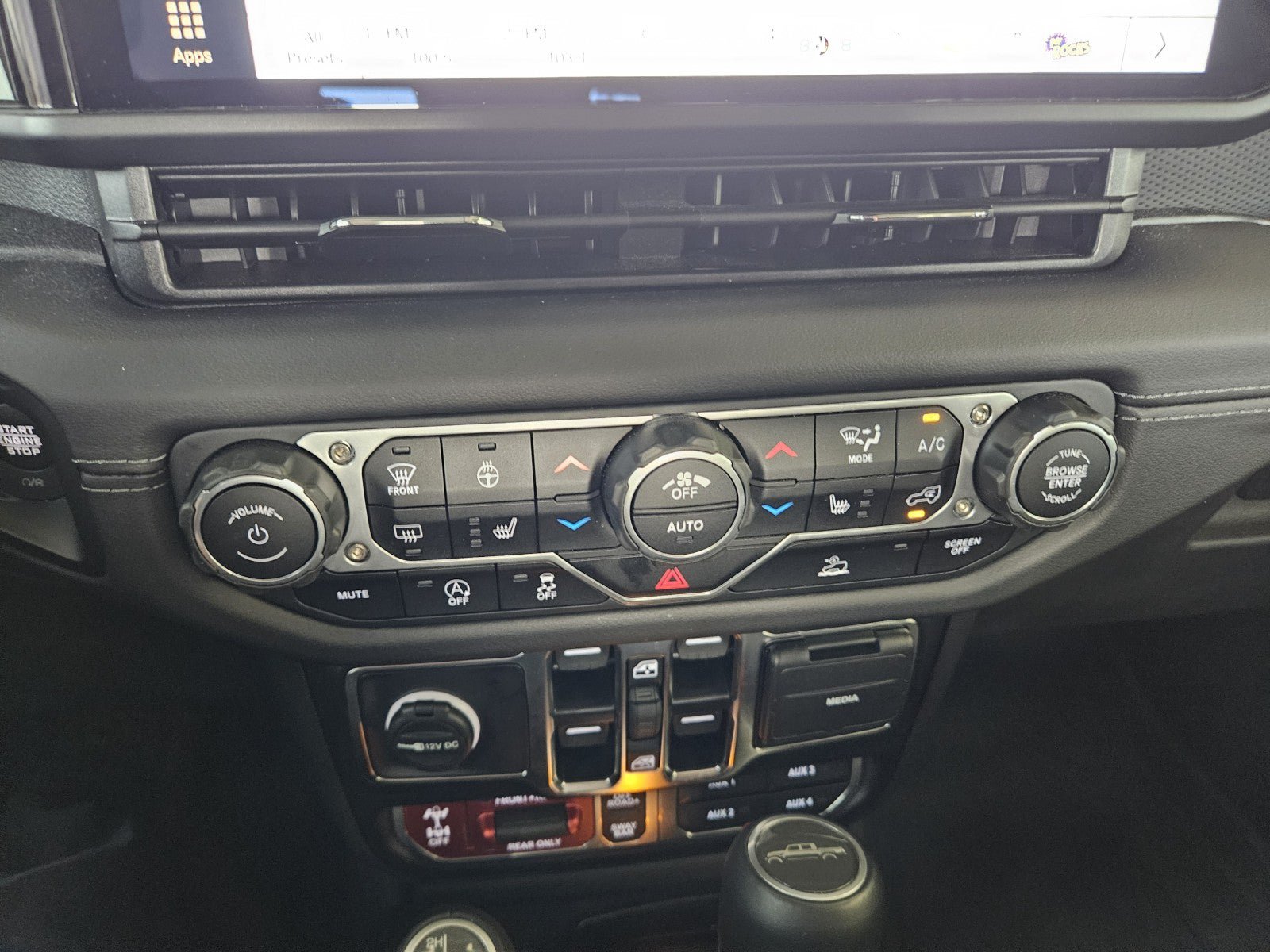 Used 2025 Jeep Gladiator Rubicon w/ Convenience Group AWD/4WD image 23