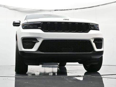 New 2025 Jeep Grand Cherokee Altitude image 37