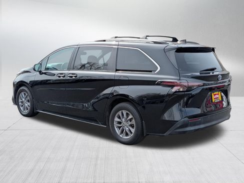 Used 2023 Toyota Sienna XLE image 5