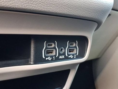 Used 2023 Chrysler Pacifica Touring-L FWD image 14