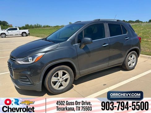 Used 2019 Chevrolet Trax LT w/ Sun & Sound Package FWD image 1