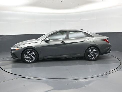 Used 2025 Hyundai Elantra SEL FWD image 7