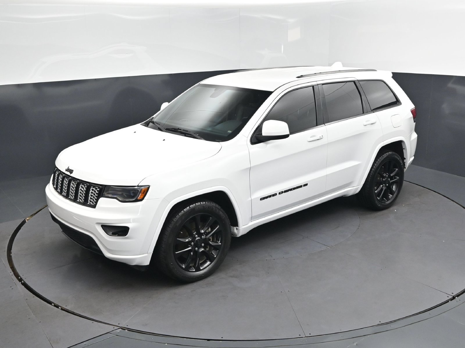 Used 2022 Jeep Grand Cherokee Laredo X RWD image 1