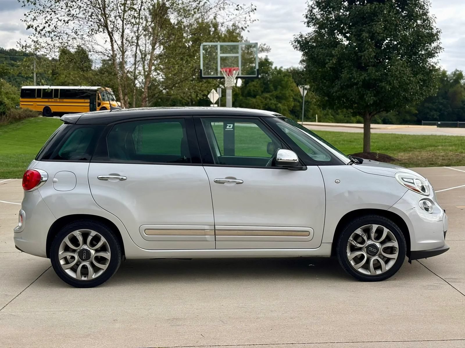 Used 2017 FIAT 500L Lounge w/ Premium Package FWD image 4