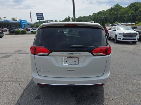 Used 2020 Chrysler Pacifica Touring-L FWD image 4