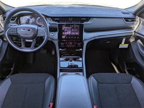 New 2025 Jeep Grand Cherokee Altitude image 12