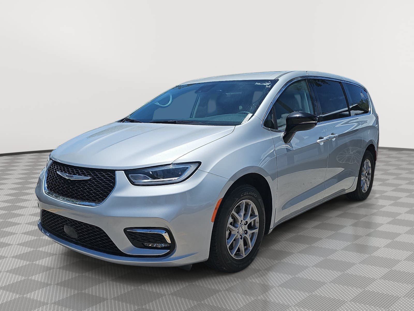 Used 2024 Chrysler Pacifica Touring-L FWD image 4