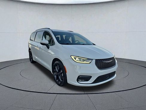 Used 2023 Chrysler Pacifica Touring-L w/ Uconnect Theater Family Group image 7