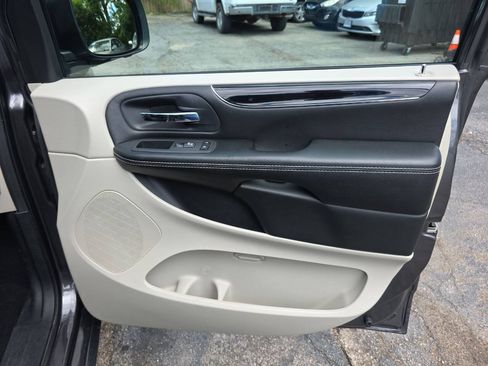 Used 2018 Dodge Grand Caravan SXT FWD image 28