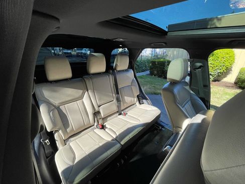 Used 2020 Land Rover Discovery SE image 12