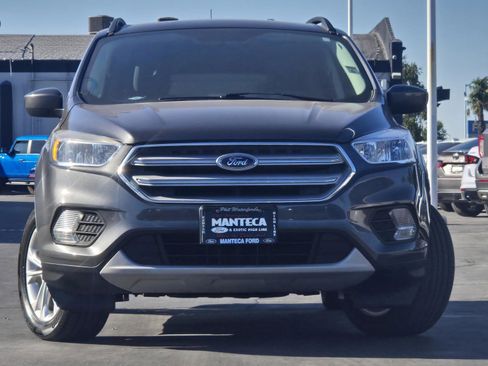 Used 2018 Ford Escape SE w/ SE Sync 3 Package AWD/4WD image 2