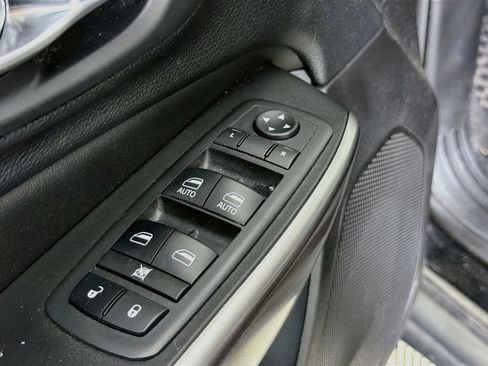 Used 2019 Jeep Cherokee Latitude Plus w/ Comfort/Convenience Group AWD/4WD image 21