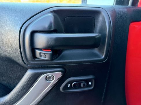 Used 2018 Jeep Wrangler Unlimited Sahara w/ Connectivity Group image 15