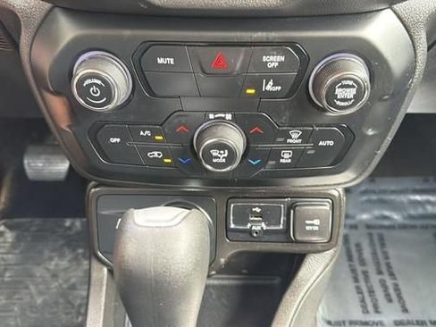 Used 2023 Jeep Renegade Altitude AWD/4WD image 17