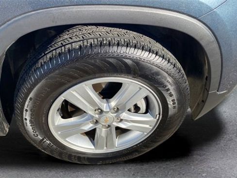 Used 2022 Chevrolet Trax LT w/ LT Convenience Package image 17