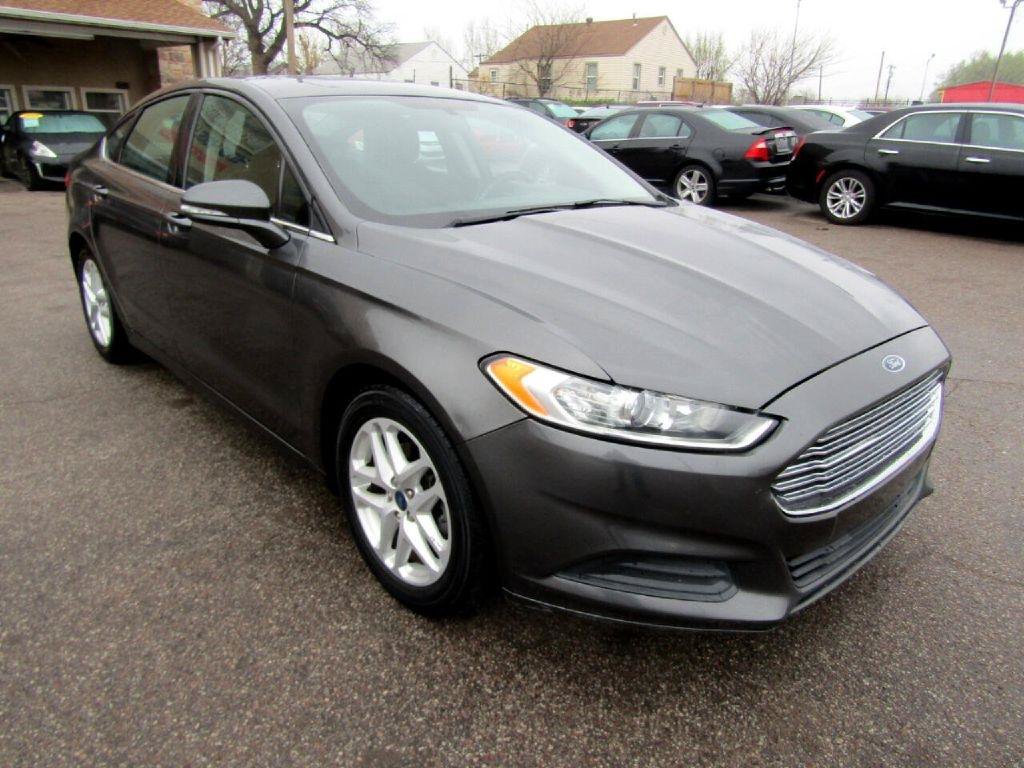 Used 2016 Ford Fusion SE FWD image 3