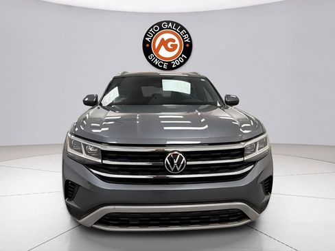Used 2022 Volkswagen Atlas Cross Sport SE w/ Panoramic Sunroof Package FWD image 2