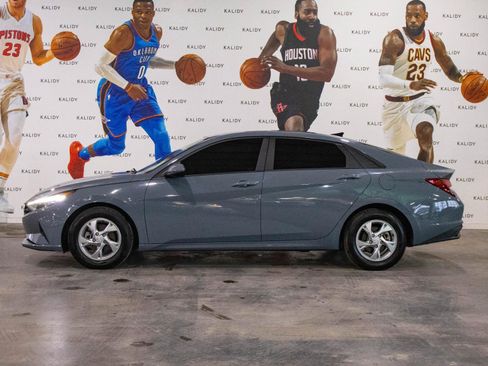 Used 2022 Hyundai Elantra SE w/ Preferred Accessory Package image 16