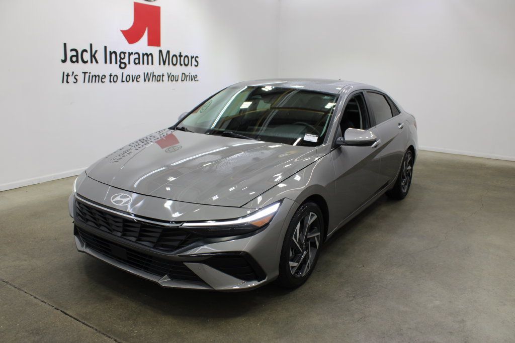 Used 2024 Hyundai Elantra Limited FWD image 2