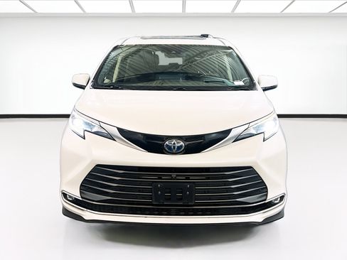 Used 2021 Toyota Sienna Platinum AWD/4WD image 2