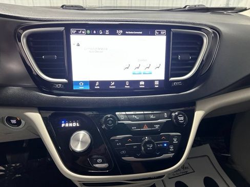 Used 2024 Chrysler Pacifica Touring-L FWD image 22