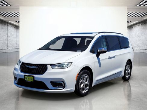 Used 2023 Chrysler Pacifica Limited FWD image 11