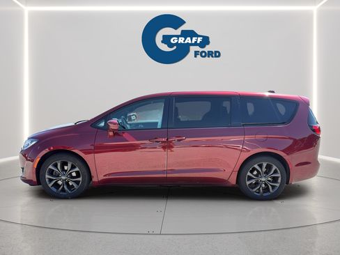 Used 2019 Chrysler Pacifica Touring Plus w/ S Appearance Package FWD image 9