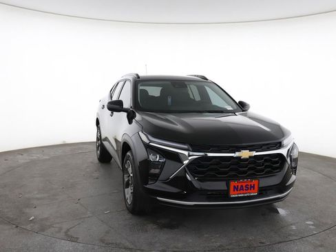 Used 2025 Chevrolet Trax LT w/ Driver Confidence Package FWD image 3