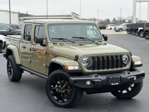 Used 2025 Jeep Gladiator Sport image 4