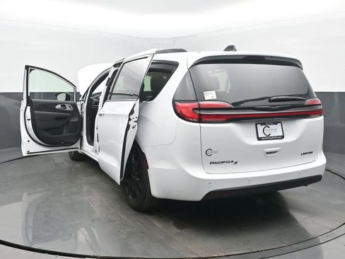Used 2025 Chrysler Pacifica Limited image 54
