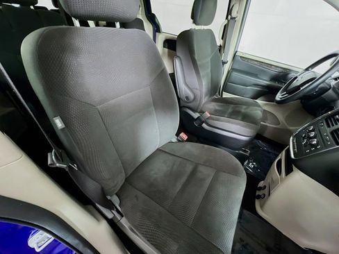 Used 2018 Dodge Grand Caravan SE w/ UConnect Hands-Free Group image 27