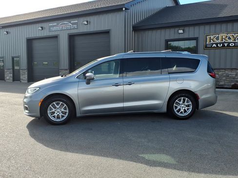 Used 2021 Chrysler Pacifica Touring-L FWD image 4
