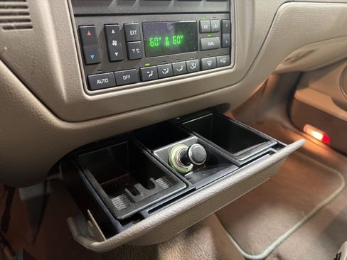 Used 2004 Lincoln Town Car Signature RWD image 17