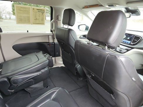 Used 2024 Chrysler Pacifica Touring-L image 17