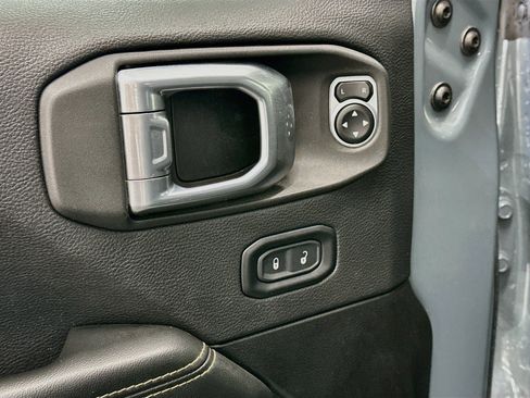 Used 2024 Jeep Wrangler Unlimited Sahara AWD/4WD image 15
