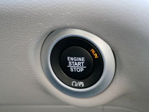 Used 2022 Chrysler Voyager LX image 28