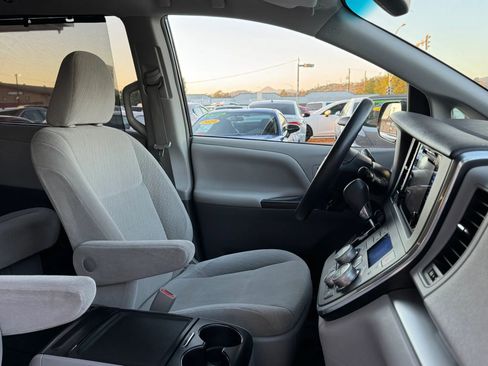 Used 2017 Toyota Sienna LE FWD image 17