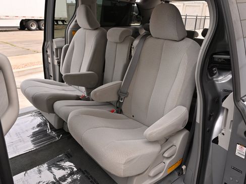 Used 2011 Toyota Sienna LE w/ Towing Pkg image 26