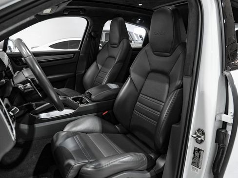 Used 2020 Porsche Cayenne Turbo image 7