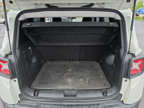 Used 2018 Jeep Renegade Latitude w/ Advanced Technology Group FWD image 12