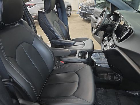 Certified 2025 Chrysler Pacifica Select FWD image 10