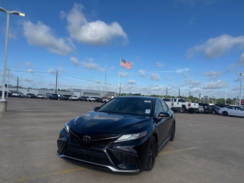 Used 2021 Toyota Camry XSE FWD image 6