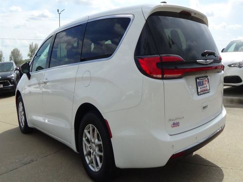Certified 2025 Chrysler Pacifica Select FWD image 8