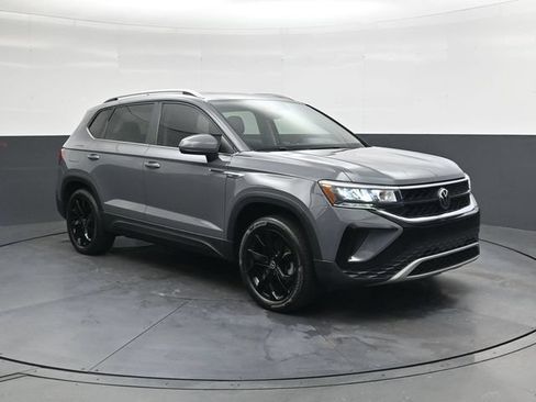 Used 2023 Volkswagen Taos SE w/ Panoramic Sunroof Package AWD/4WD image 2