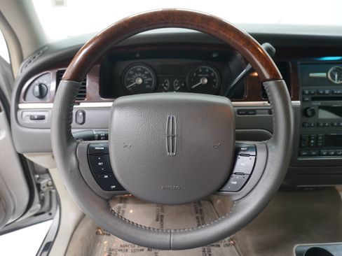 Used 2006 Lincoln Town Car Designer Series RWD image 15