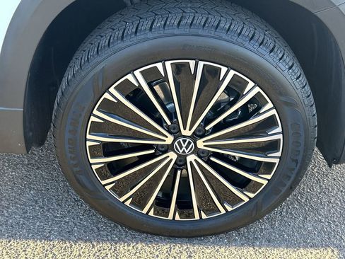 Certified 2025 Volkswagen Taos SE image 7