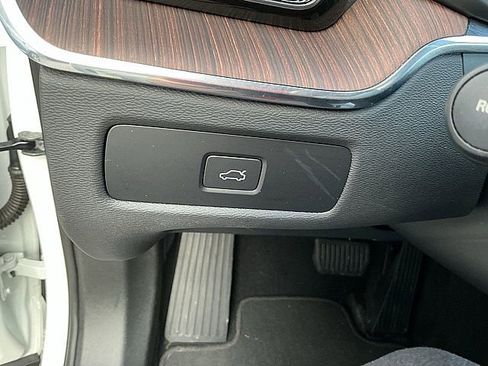 Certified 2023 Volvo XC60 B5 Ultimate w/ Climate Package image 22