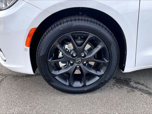 New 2026 Chrysler Pacifica Select image 12