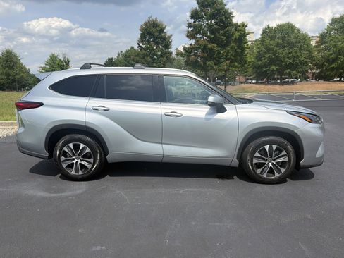 Used 2022 Toyota Highlander XLE FWD image 10